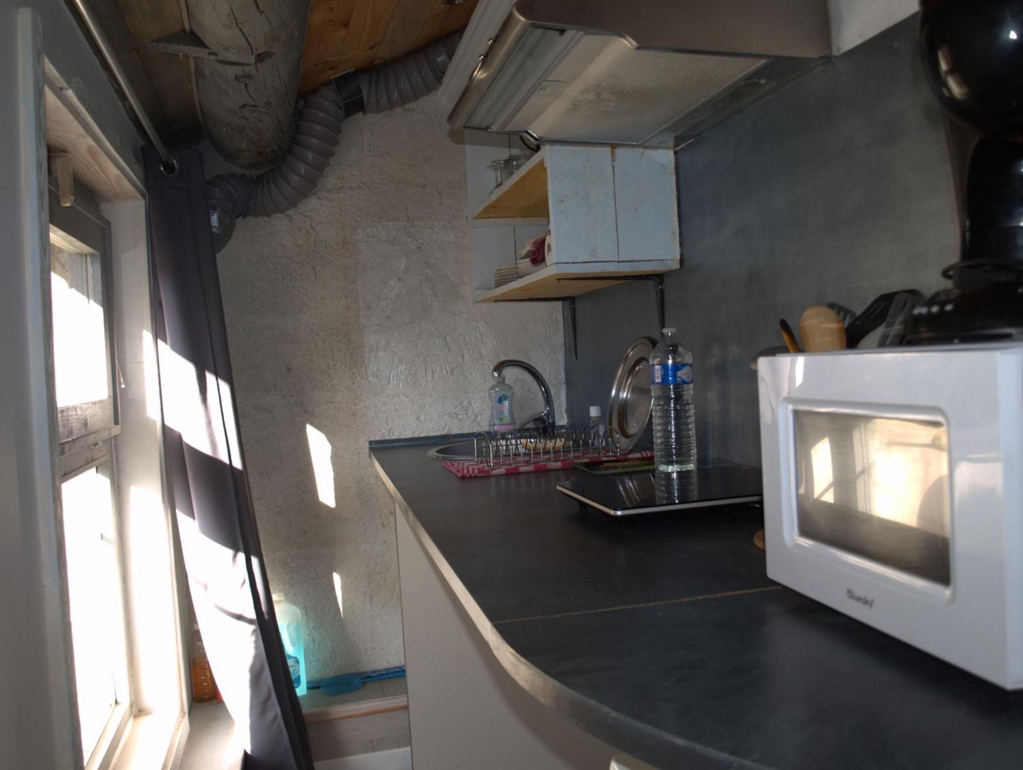 Insolite Studio -La Tour Des Templiers- Montfrin Exterior foto